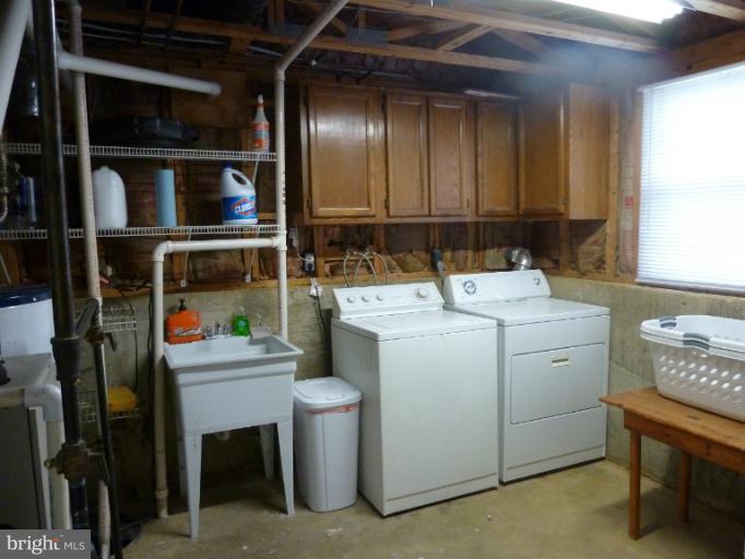 1748 Sundance Drive Reston, VA 20194 - Photo 4 of 29 Spacious Utility Room