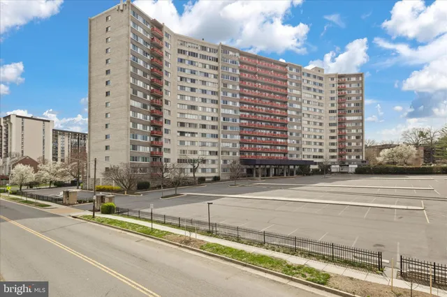 $289,900 | 5340 Holmes Run Parkway, Unit 904, Alexandria, VA 22304