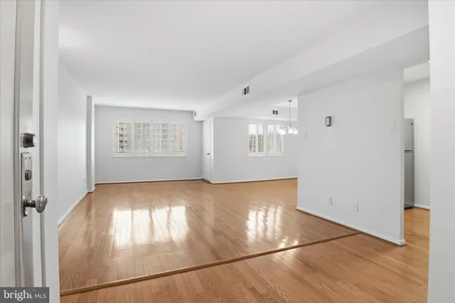 $289,900 | 5340 Holmes Run Parkway, Unit 904, Alexandria, VA 22304