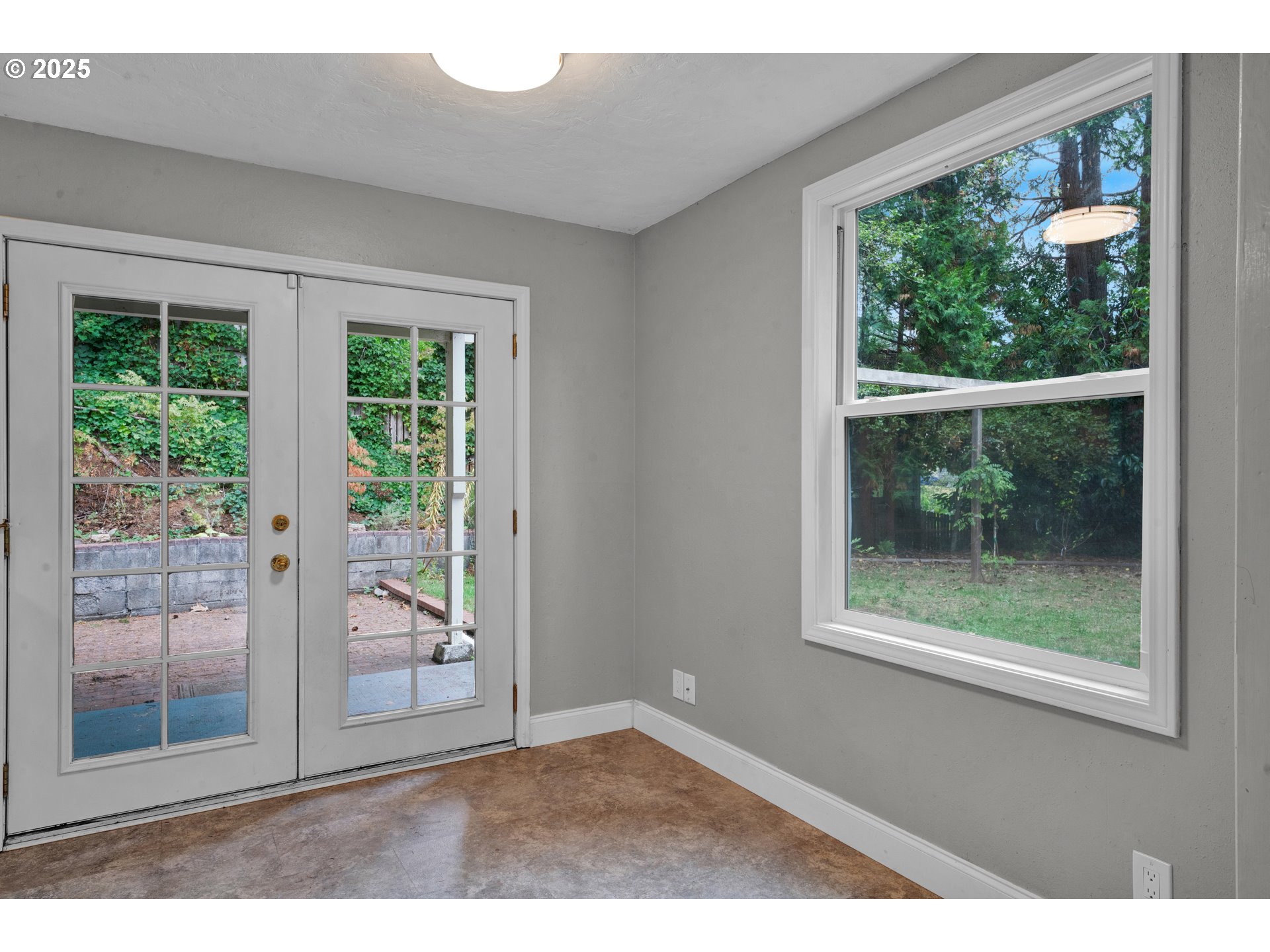 2850 Garfield Street Eugene, OR 97405 - Photo 12 of 46 an empty room with wooden floor and windows
