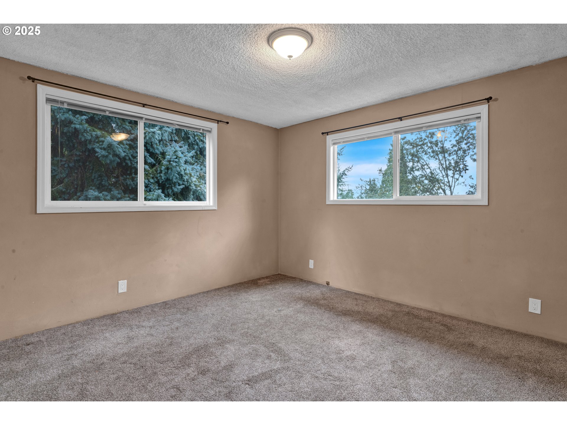 2850 Garfield Street Eugene, OR 97405 - Photo 23 of 46 a view of an empty room with a window