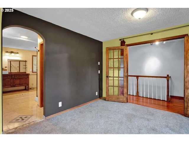 a view of a big room with closet and windows