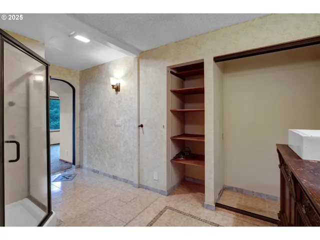 a view of a house with backyard