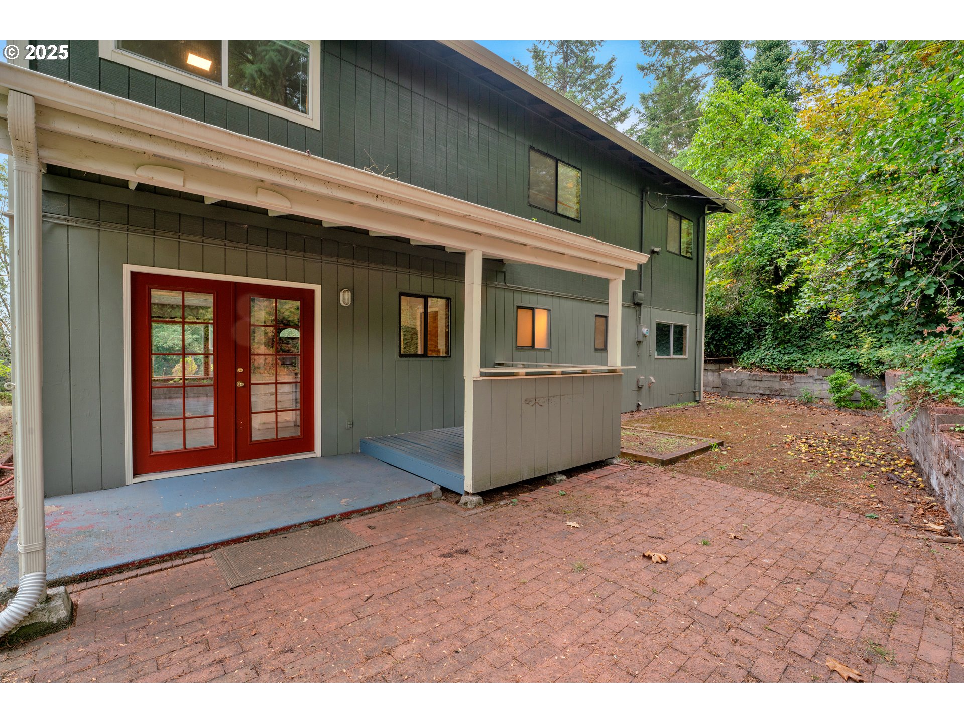 2850 Garfield Street Eugene, OR 97405 - Photo 35 of 46 a front view of a house with a yard