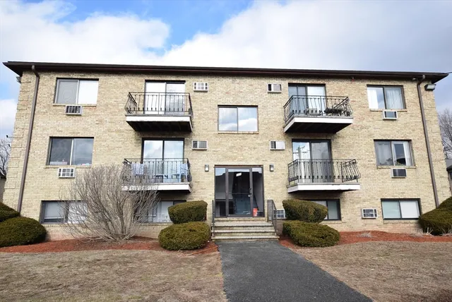 $2,000 | 309 Pawtucket Boulevard, Unit 10, Lowell, MA 01854