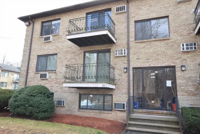 $2,000 | 309 Pawtucket Boulevard, Unit 10, Lowell, MA 01854