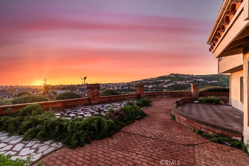 a view of multiple houses with outdoor space