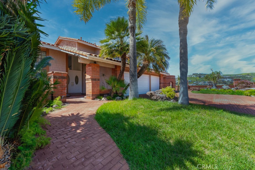 523 Calle Baranda San Clemente, CA 92673 - Photo 35 of 39 a front view of a house with garden