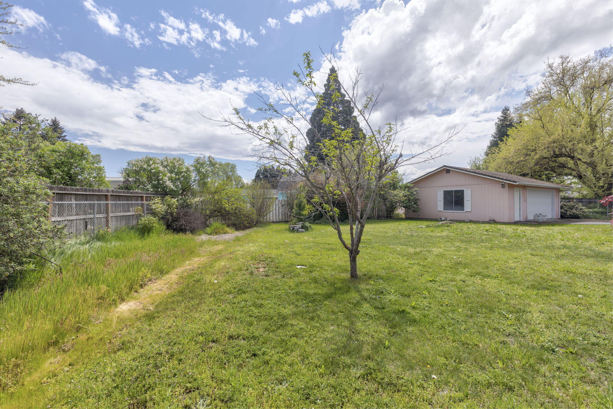 207 Holiday Lane Central Point, OR 97502 - Photo 29 of 38 Backyard