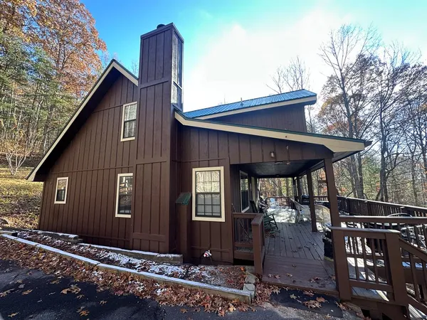 a view of a house with backyard