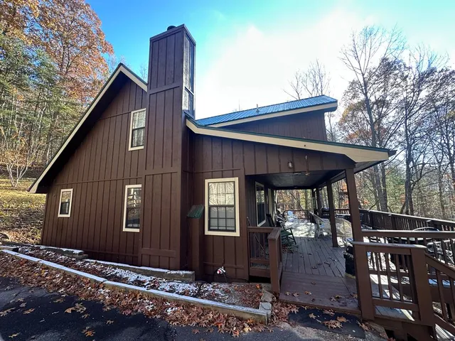 a view of a house with backyard