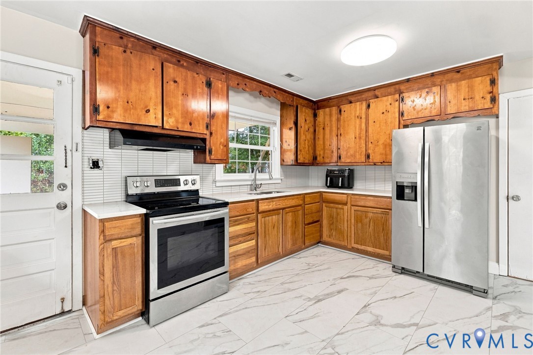 Wood cabinetry with crown molding, stainless steel