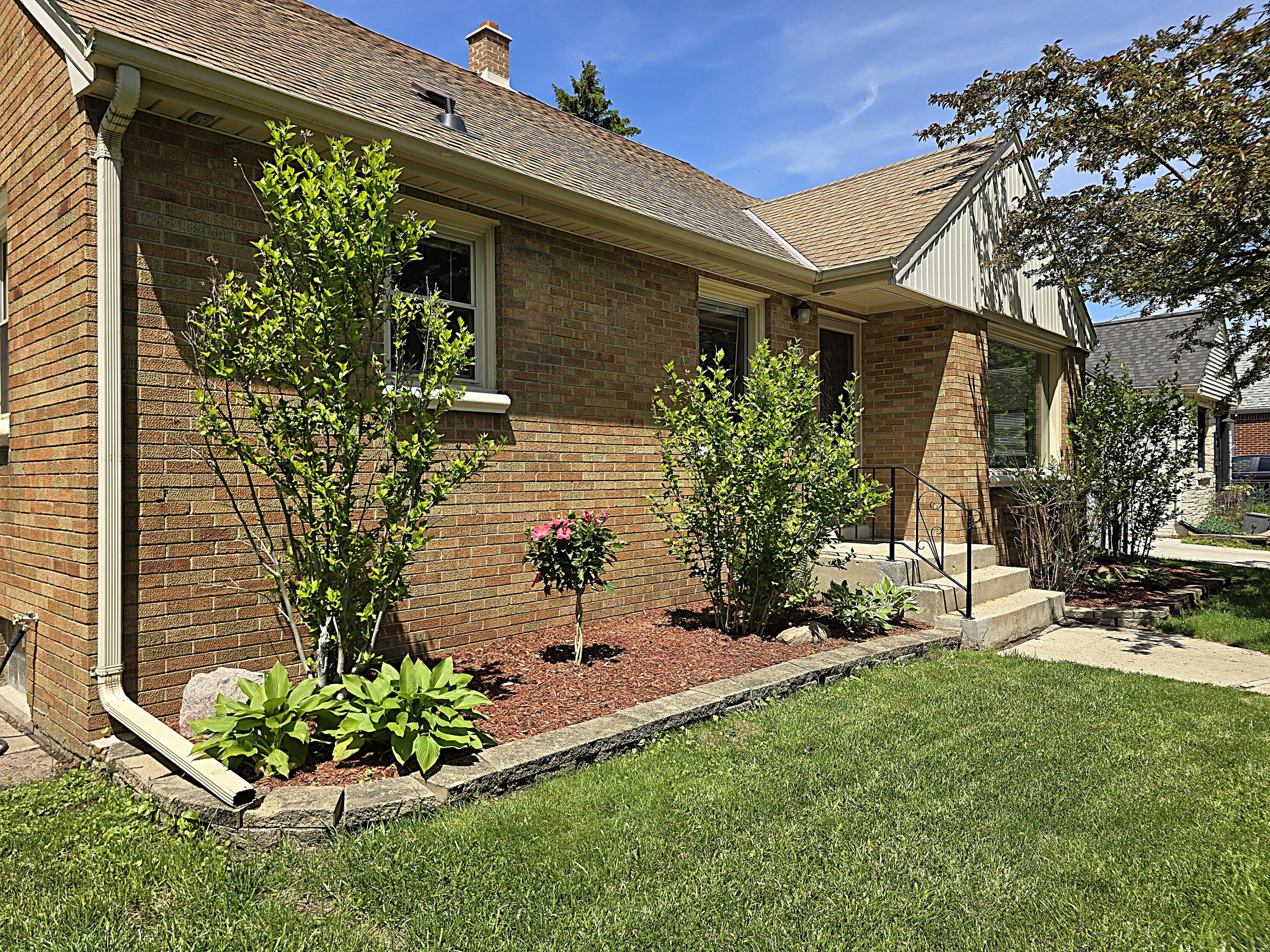 4445 South Burrell Street Milwaukee, WI 53207 - Photo 42 of 44 Lovely Landscaping