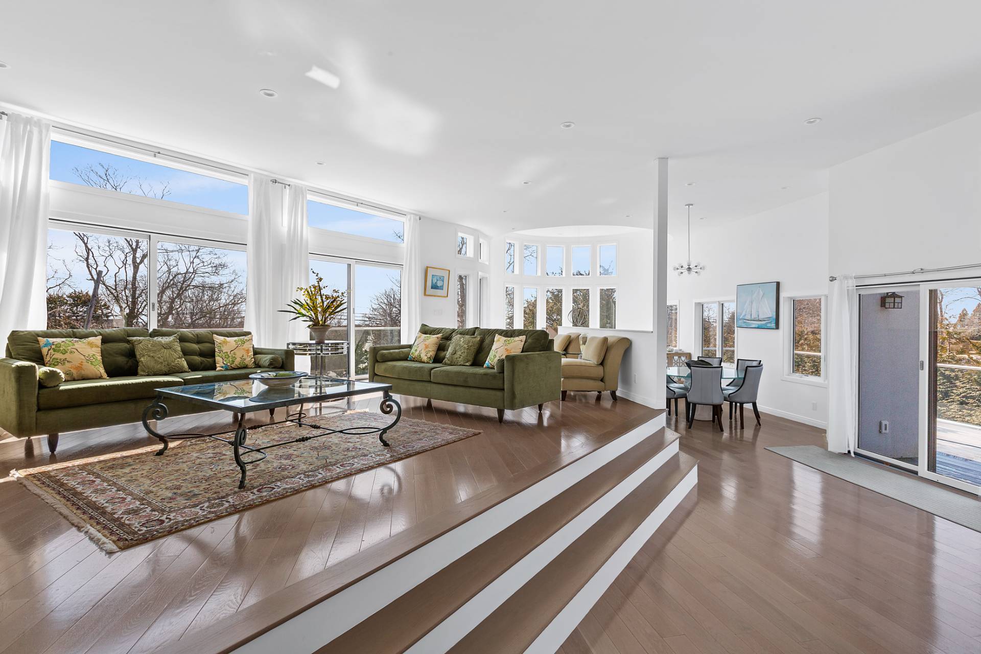 40 Bluff Road Amagansett, NY 11930 - Photo 3 of 16 a living room with furniture