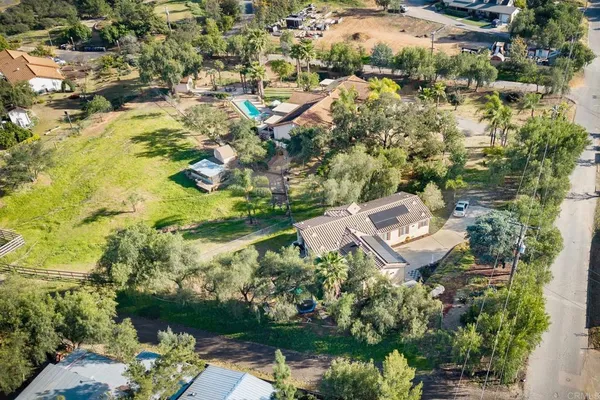 a view of a house with backyard