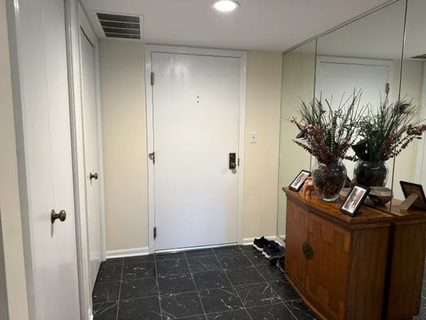 $400,000 | 3 The Court Of Harborside, Unit 208, Northbrook, IL 60062
