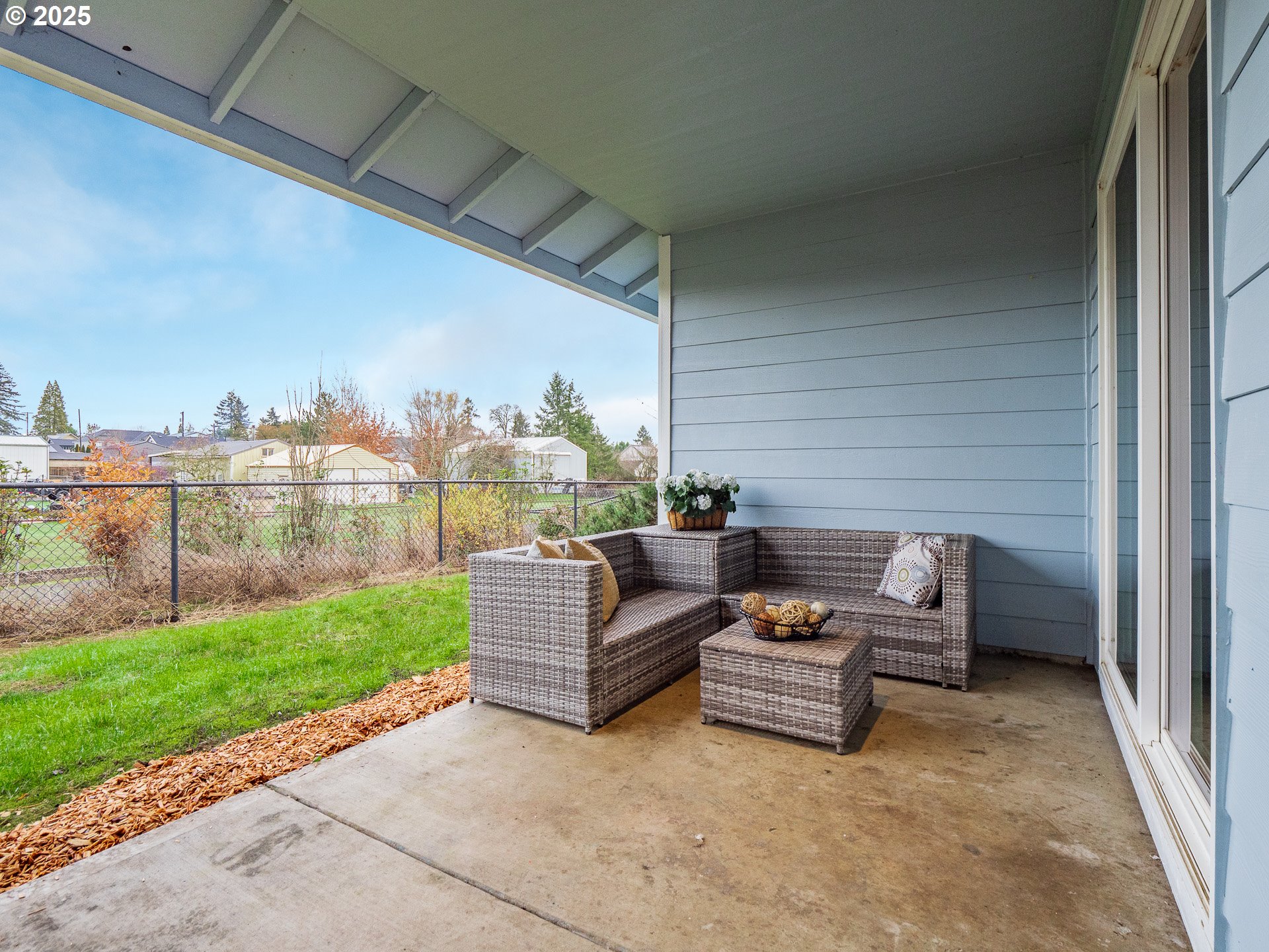 402 East Washington Street Carlton, OR 97111 - Photo 29 of 36 a living room with couch and a garden