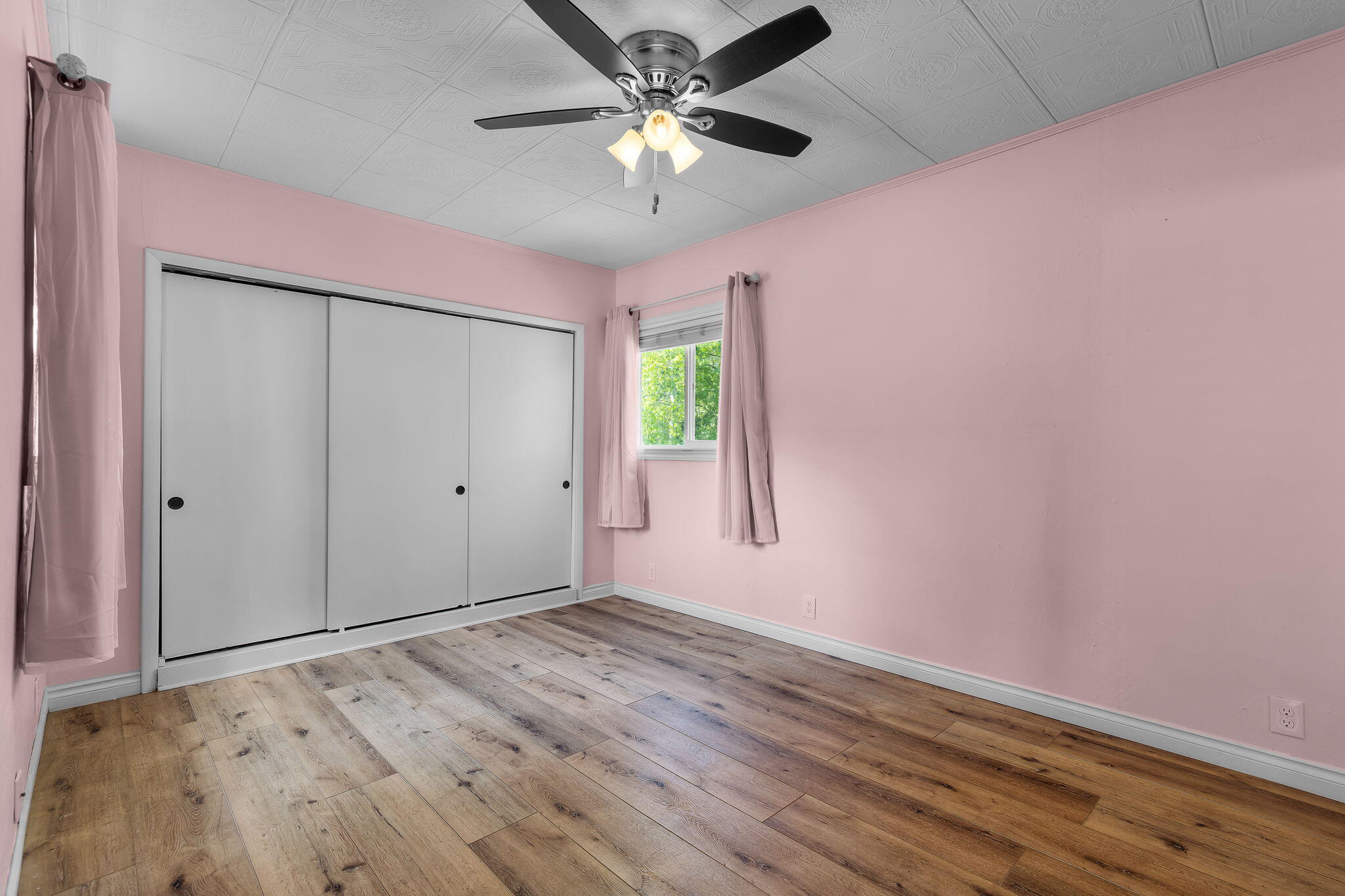 924 Northeast 9th Street Bend, OR 97701 - Photo 19 of 40 wooden floor in an empty room with a window