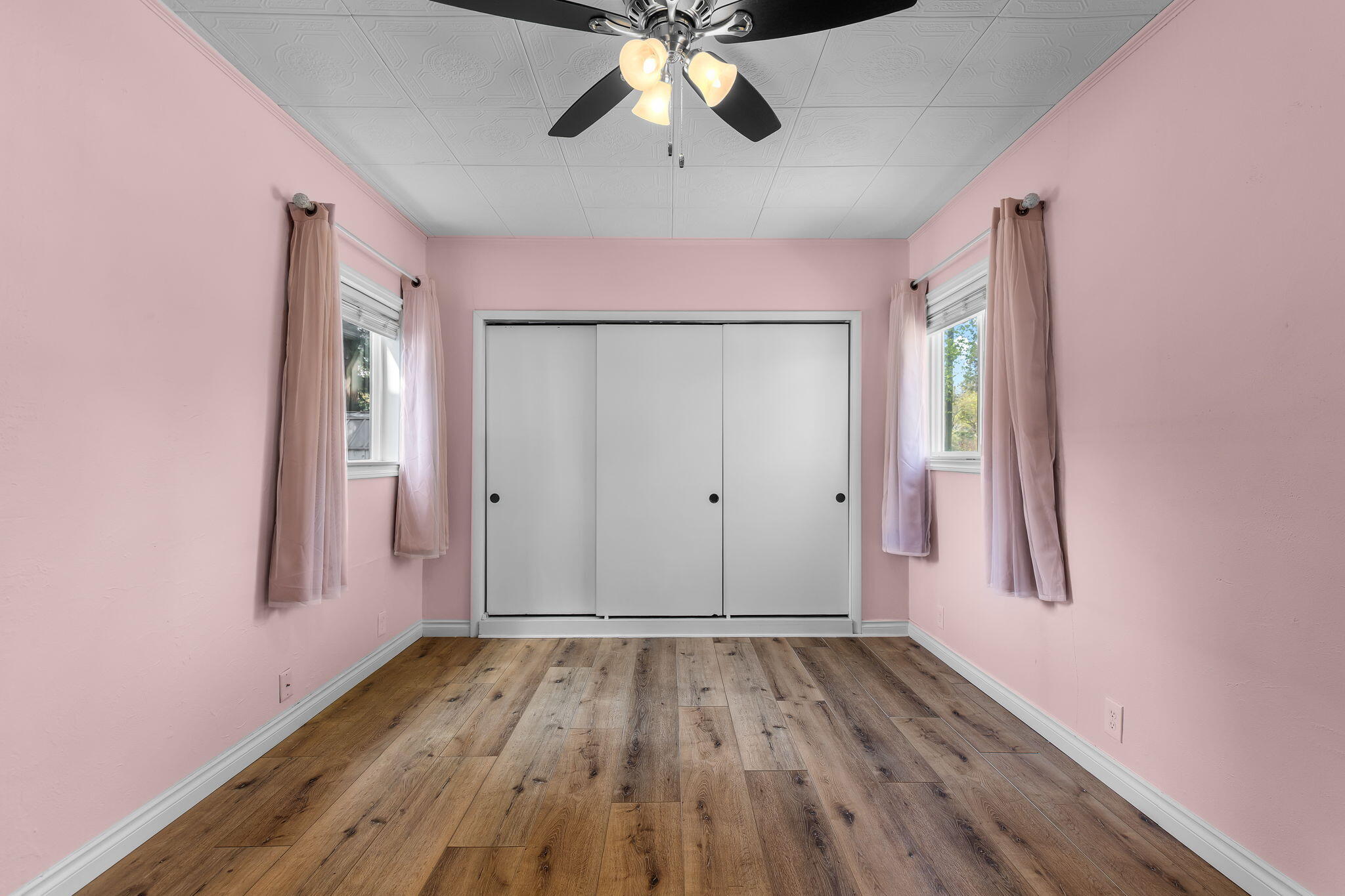 924 Northeast 9th Street Bend, OR 97701 - Photo 20 of 40 wooden floor in an empty room with a window