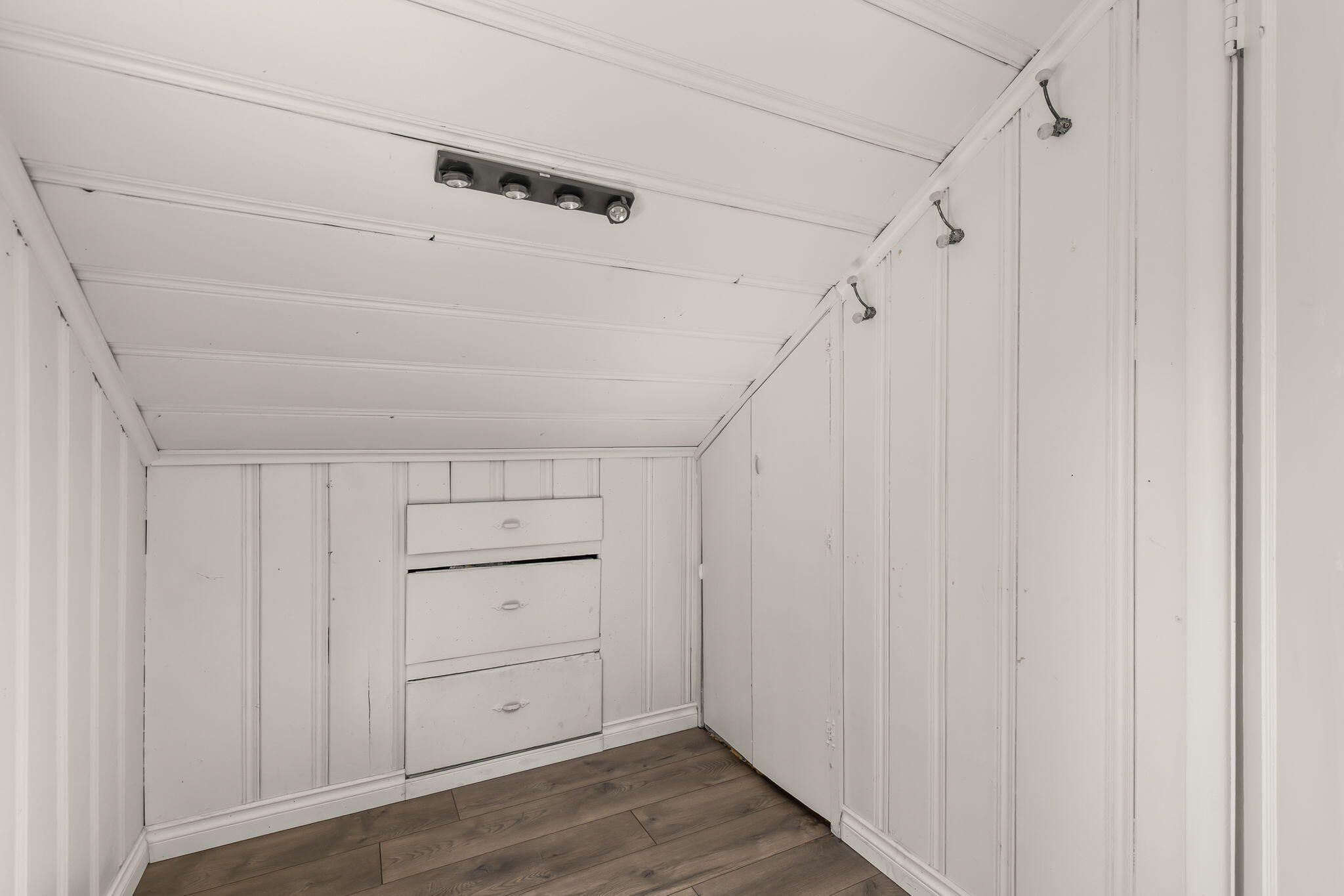 924 Northeast 9th Street Bend, OR 97701 - Photo 24 of 40 a view of an empty walk in closet