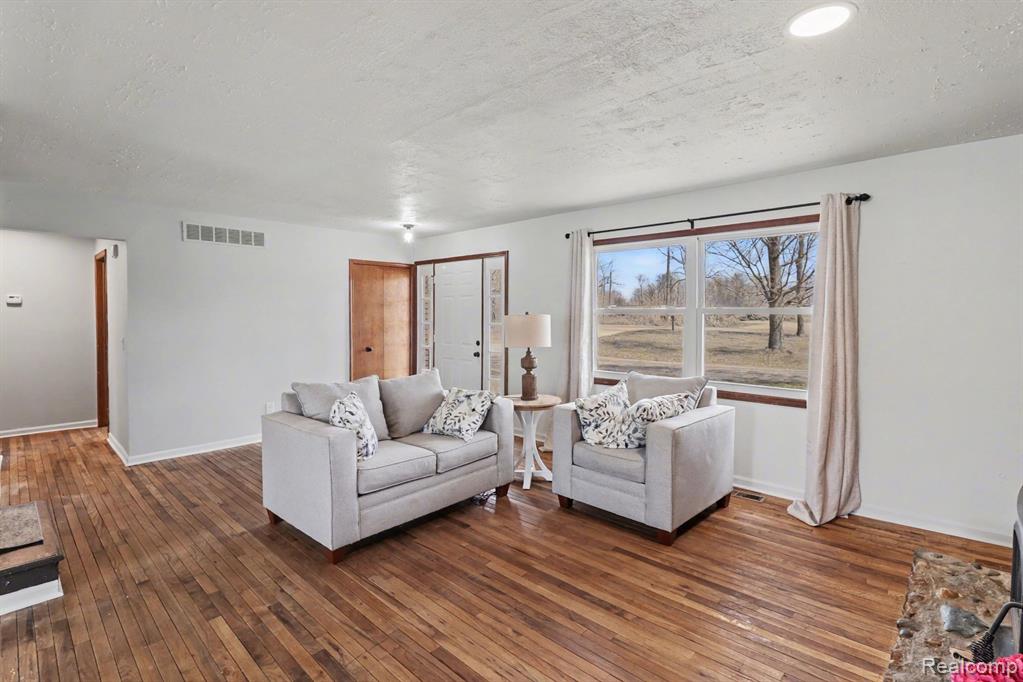 4837 Mack Road Howell, MI 48855 - Photo 4 of 31