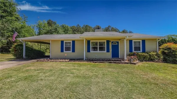 a view of a house with a yard