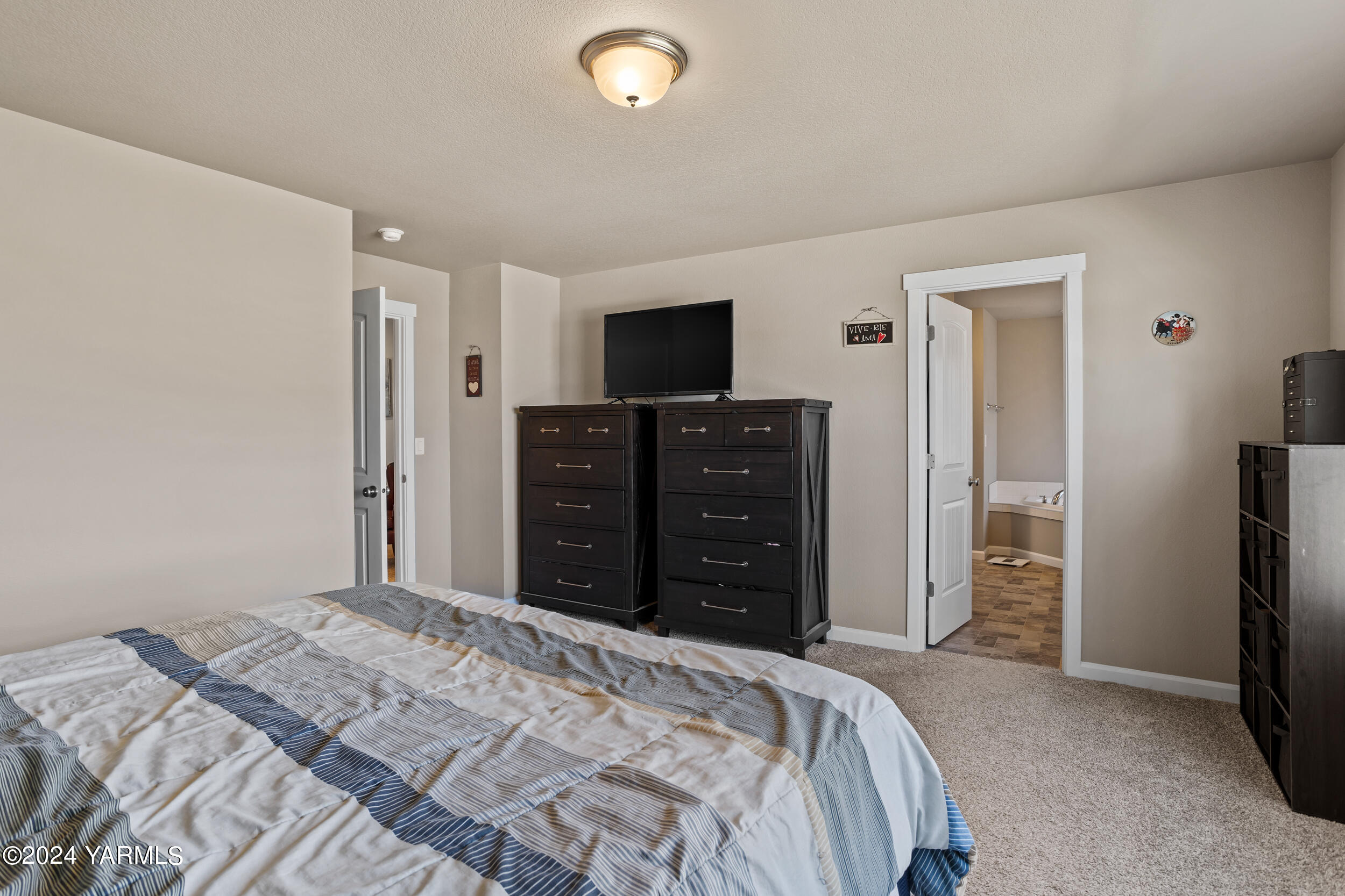 2100 Amber Loop Yakima, WA 98901 - Photo 13 of 25 a bedroom with a bed and a television