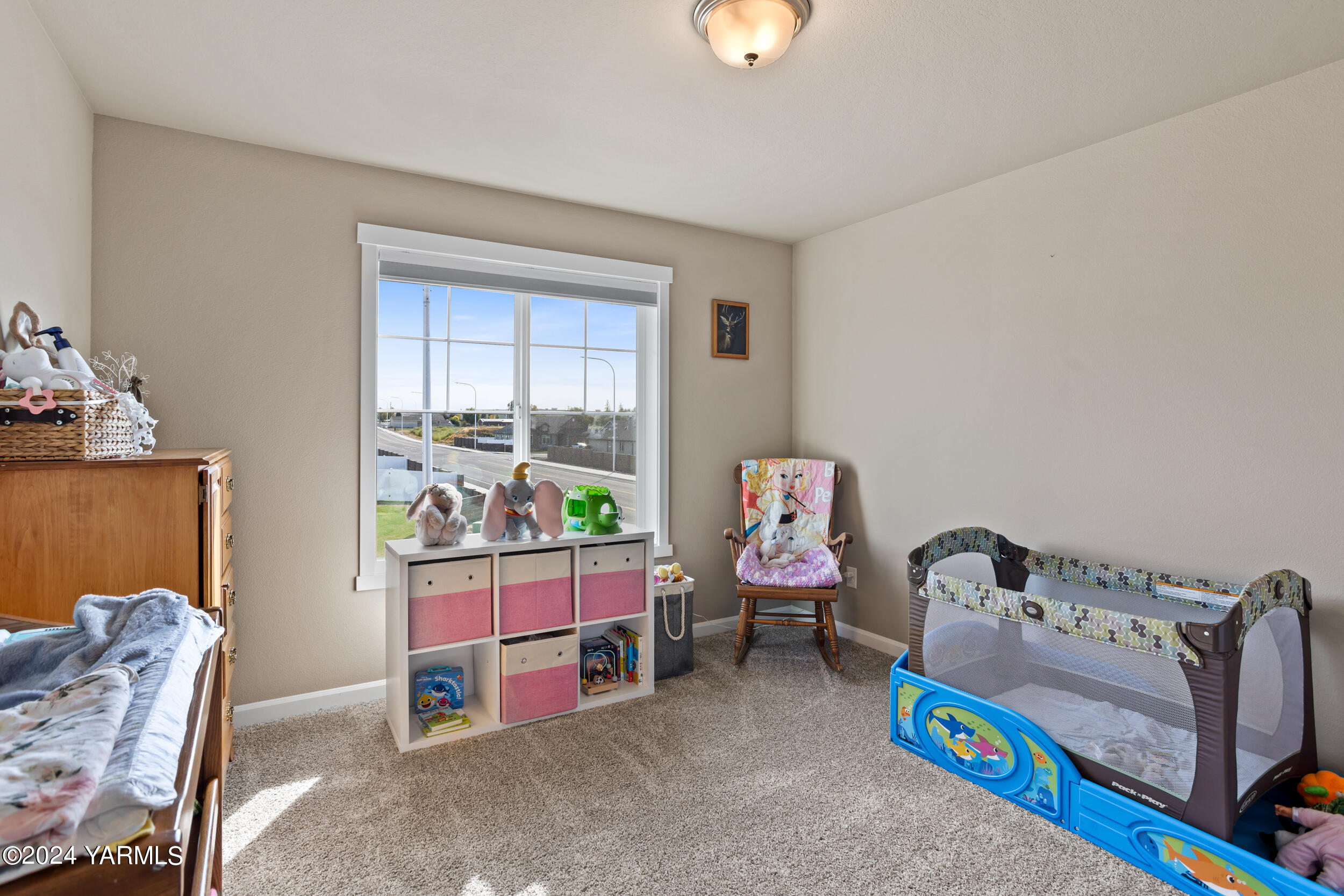 2100 Amber Loop Yakima, WA 98901 - Photo 19 of 25 a bedroom with bed and a window