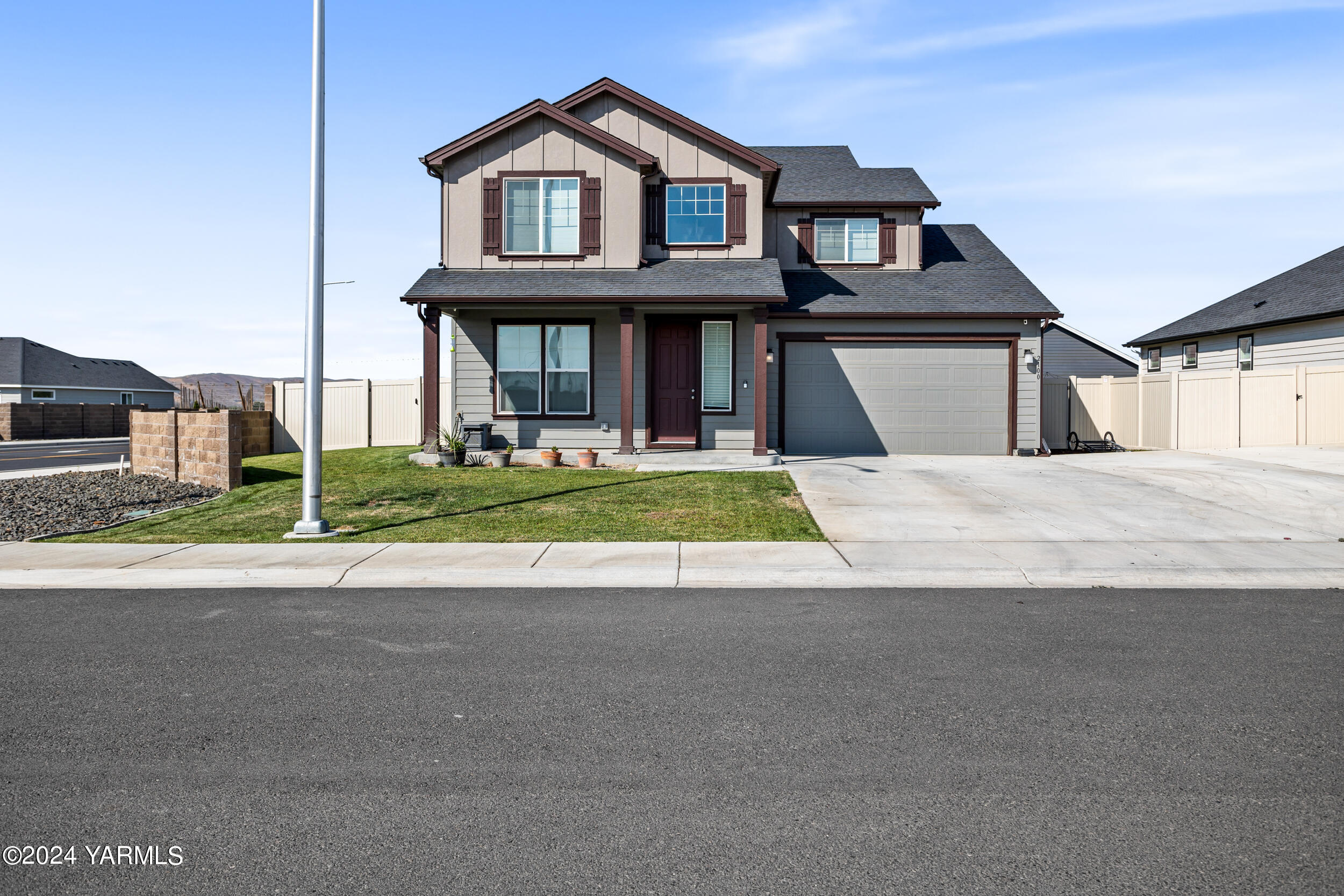 2100 Amber Loop Yakima, WA 98901 - Photo 2 of 25 a view of a house with a yard and large parking space