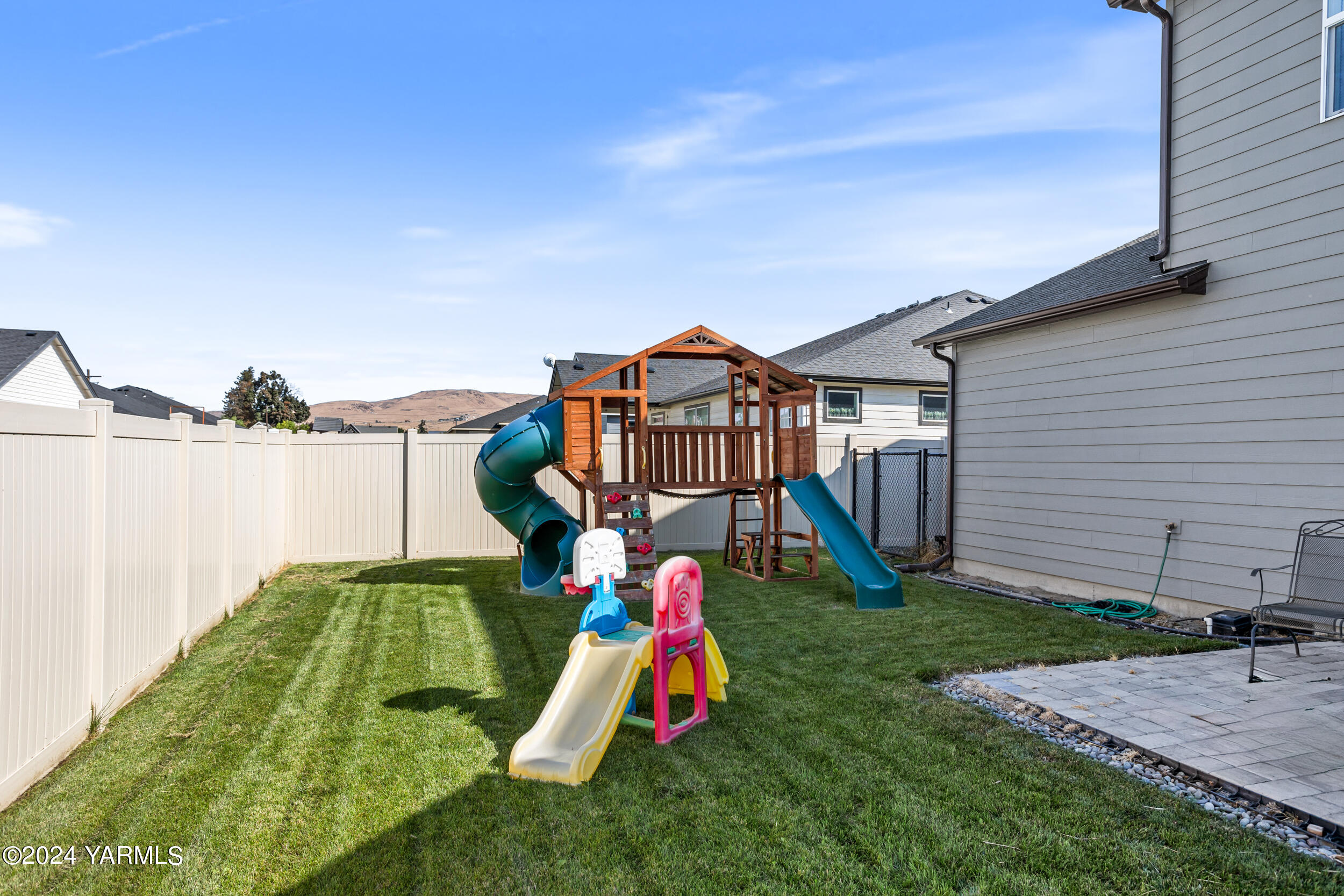 2100 Amber Loop Yakima, WA 98901 - Photo 24 of 25 a view of a house with a yard and deck