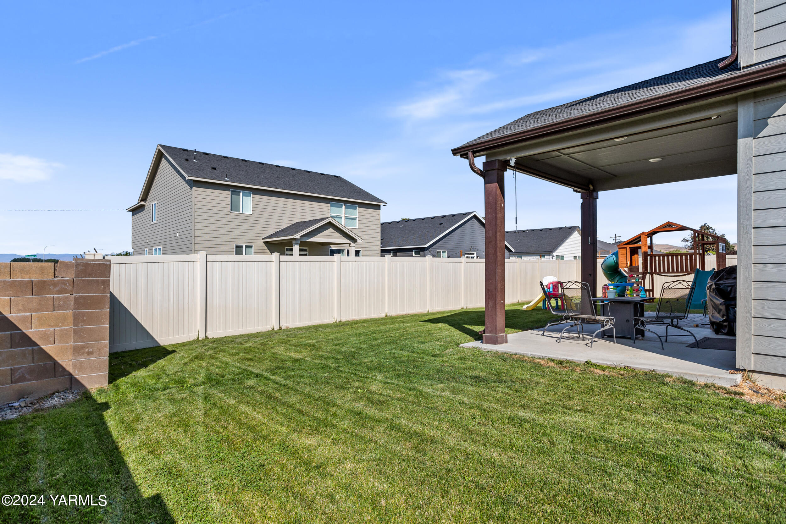 2100 Amber Loop Yakima, WA 98901 - Photo 25 of 25 a backyard of a house with seating space