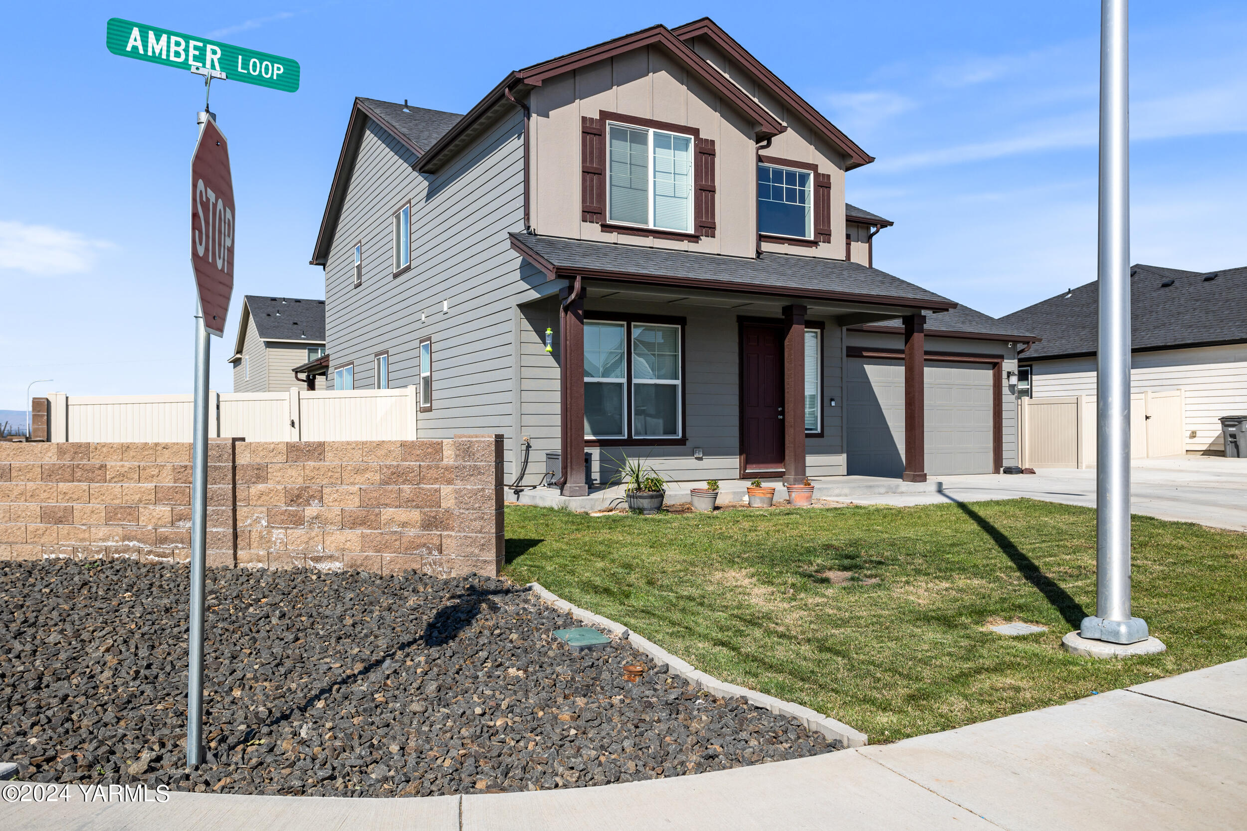 2100 Amber Loop Yakima, WA 98901 - Photo 3 of 25 a front view of a house with garden