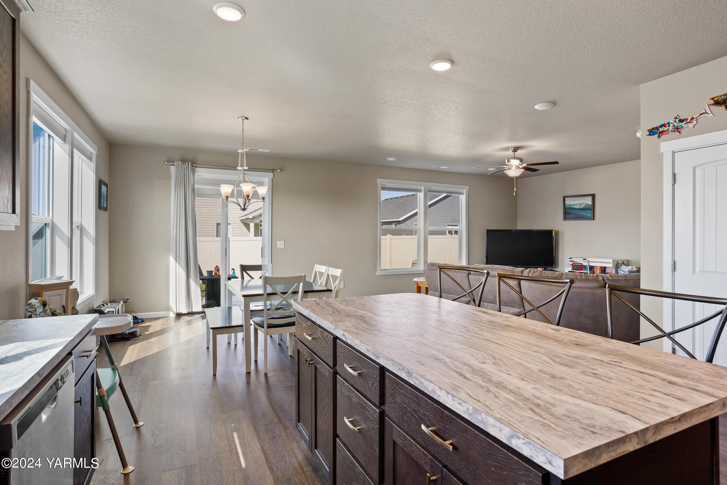 2100 Amber Loop Yakima, WA 98901 - Photo 6 of 25 a living room with stainless steel appliances granite countertop a table chairs and a wooden floor