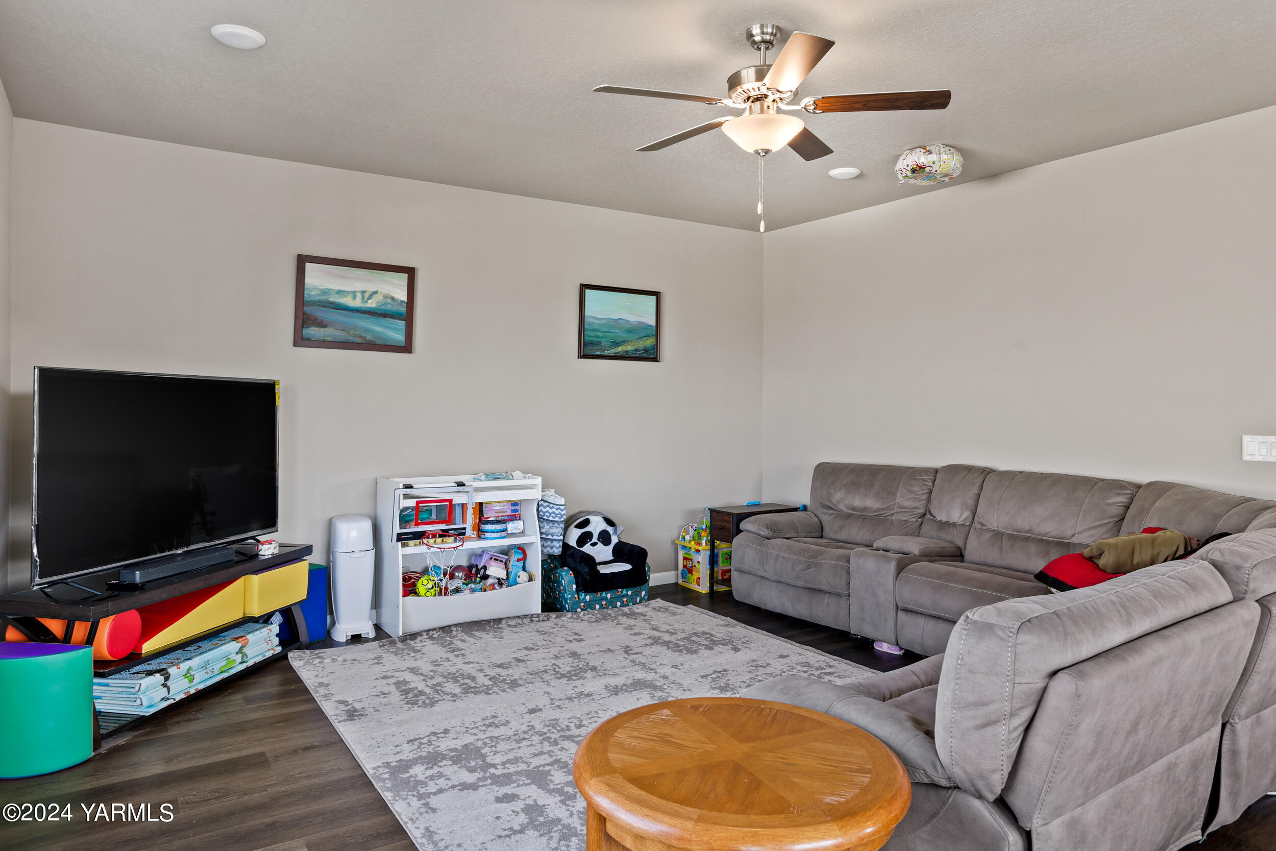 2100 Amber Loop Yakima, WA 98901 - Photo 9 of 25 a living room with furniture and a flat screen tv