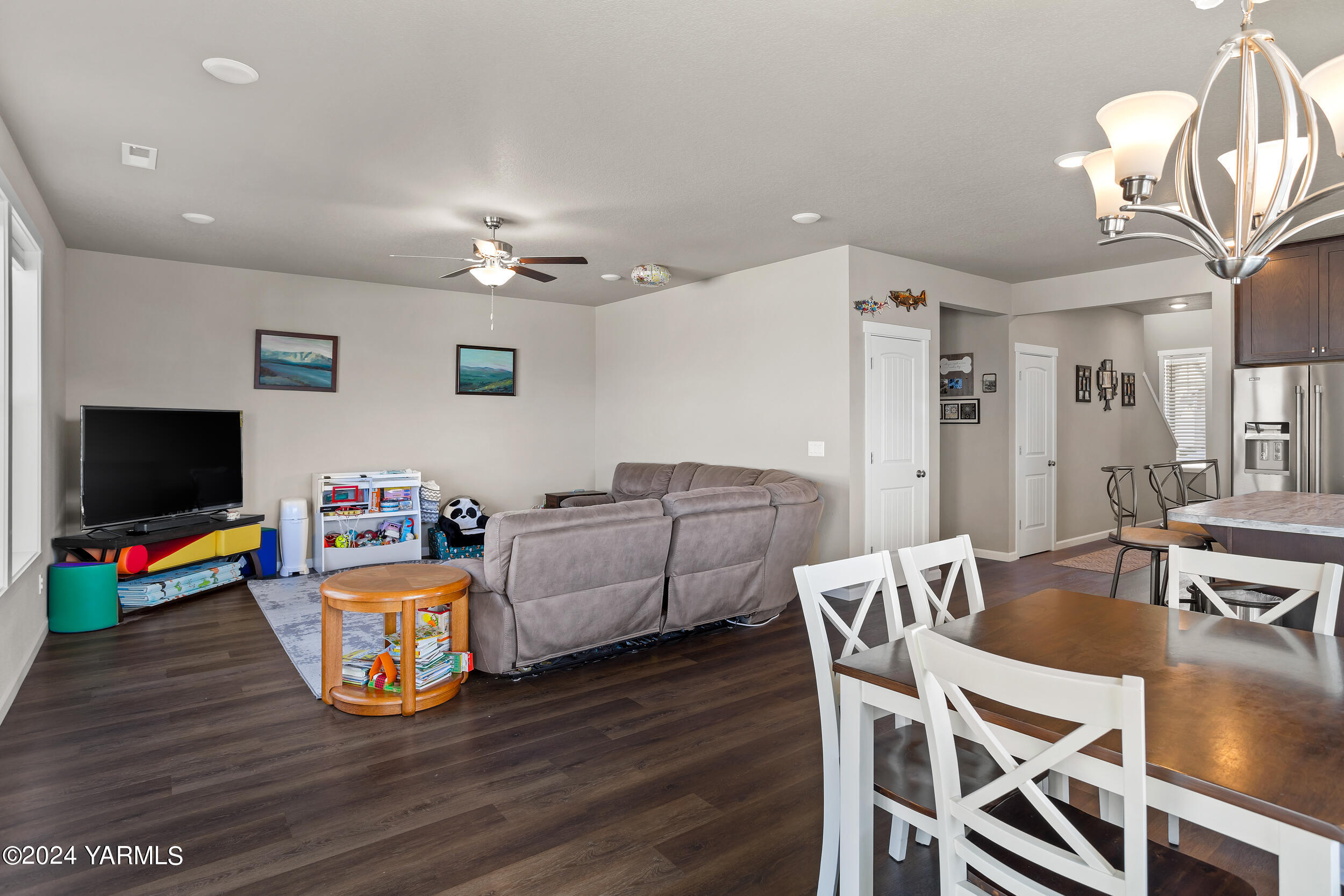 2100 Amber Loop Yakima, WA 98901 - Photo 10 of 25 a living room with furniture and a flat screen tv