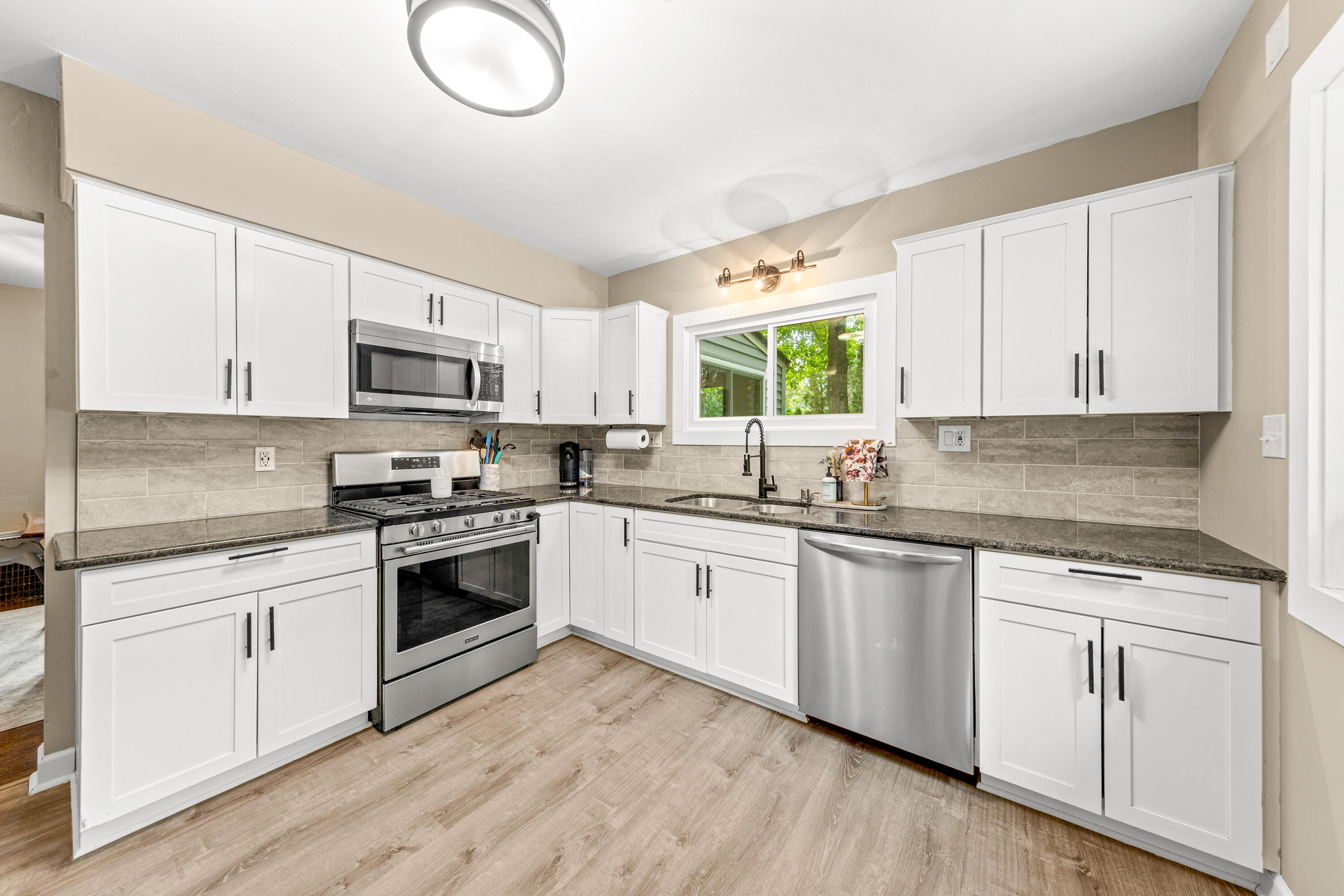 12585 West Cold Spring Road New Berlin, WI 53151 - Photo 11 of 31 Kitchen