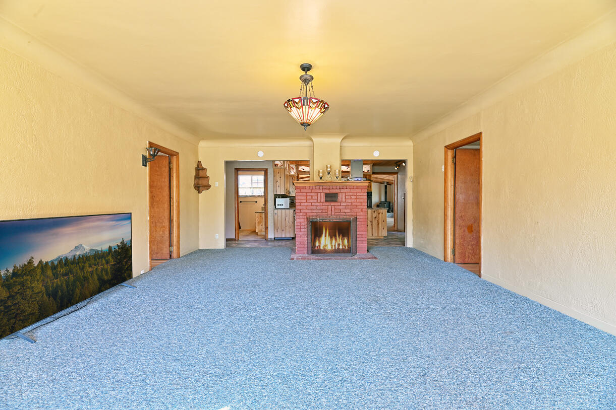 1040 Garner Road Cave Junction, OR 97523 - Photo 15 of 50 Living Room