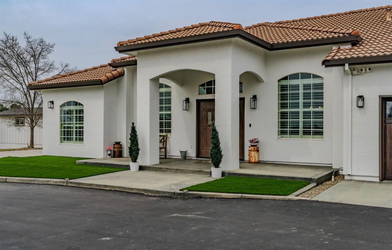 5600 Ferseyna Way Valley Springs, CA 95252 - Photo 11 of 94 a front view of a house