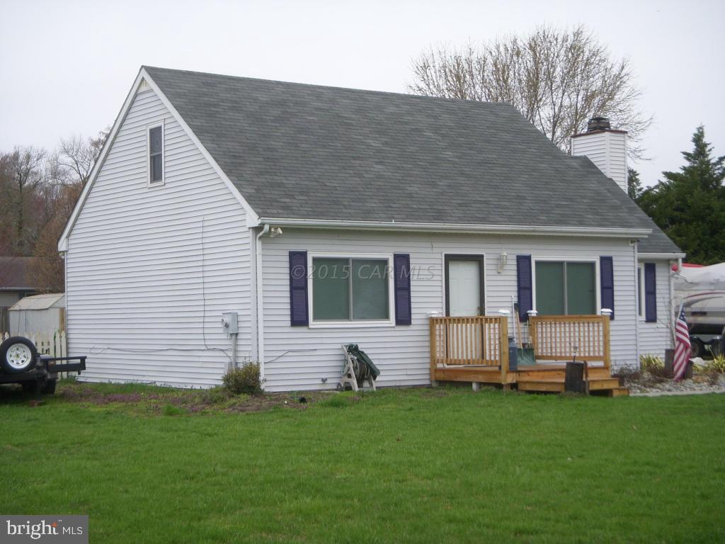 a view of a house with backyard
