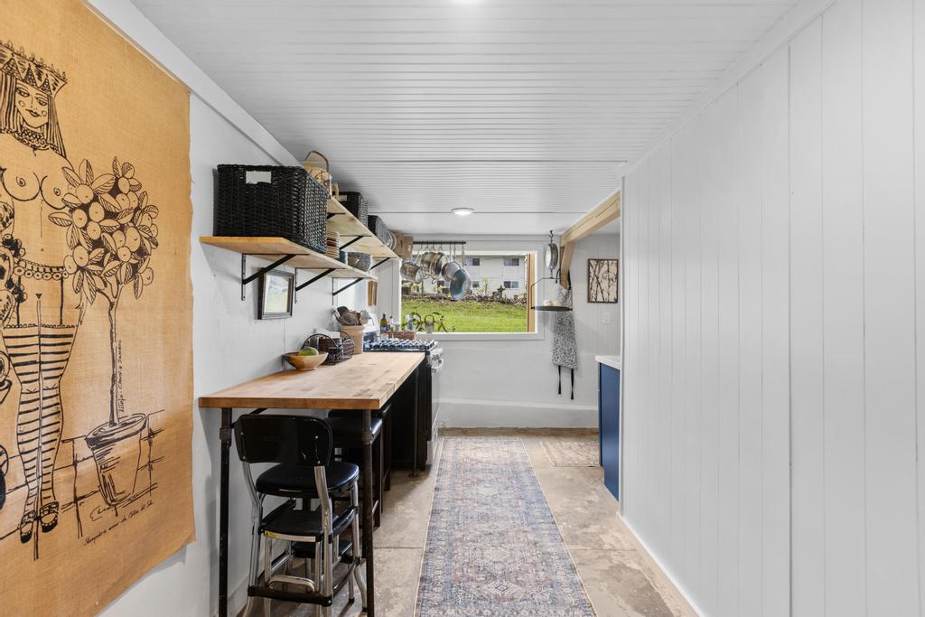 20 Alae Street Hilo, HI 96720 - Photo 23 of 30 a view of a hallway with seating area