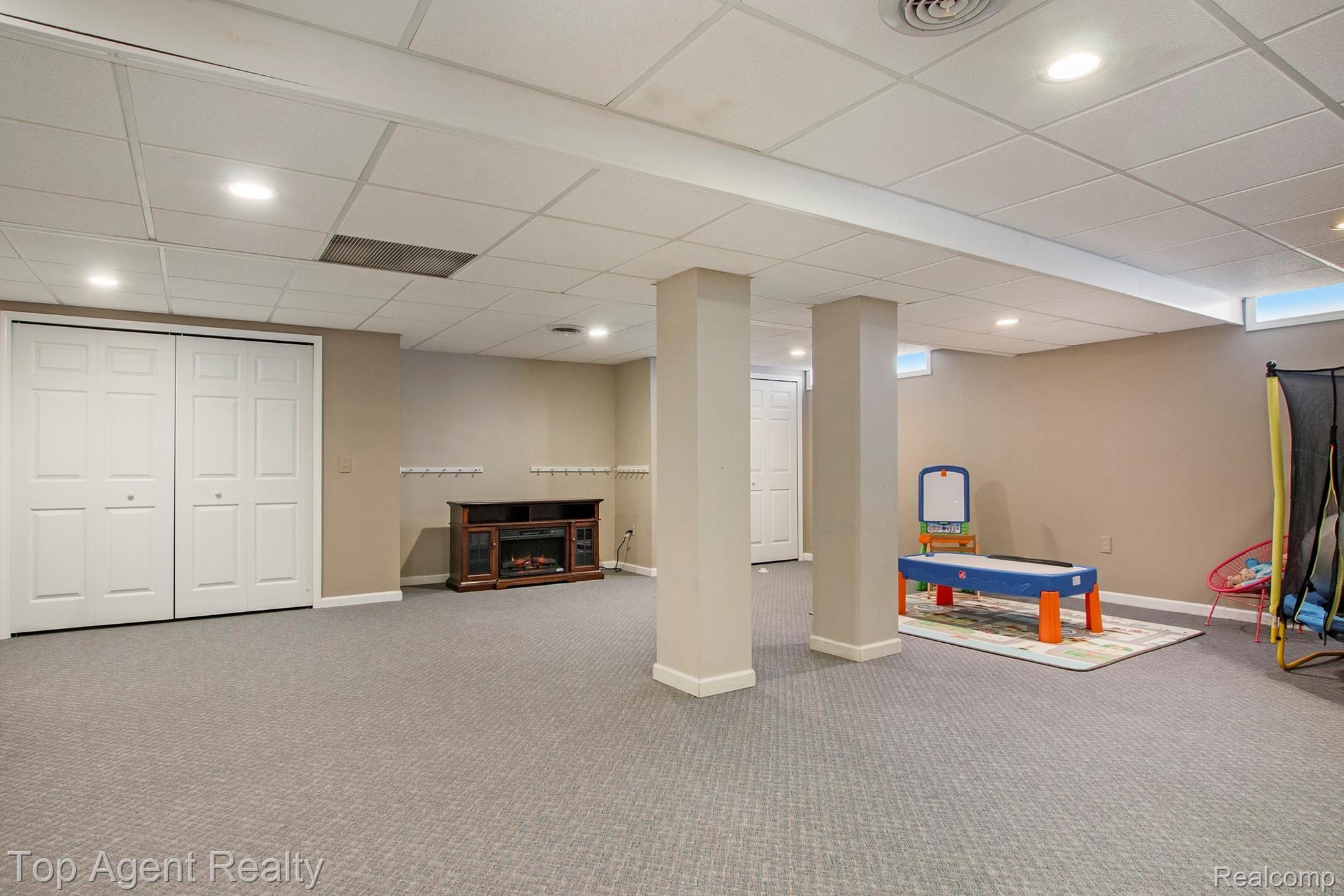 1470 Burhaven Drive Rochester, MI 48306 - Photo 36 of 47 IMG_3389.jpg