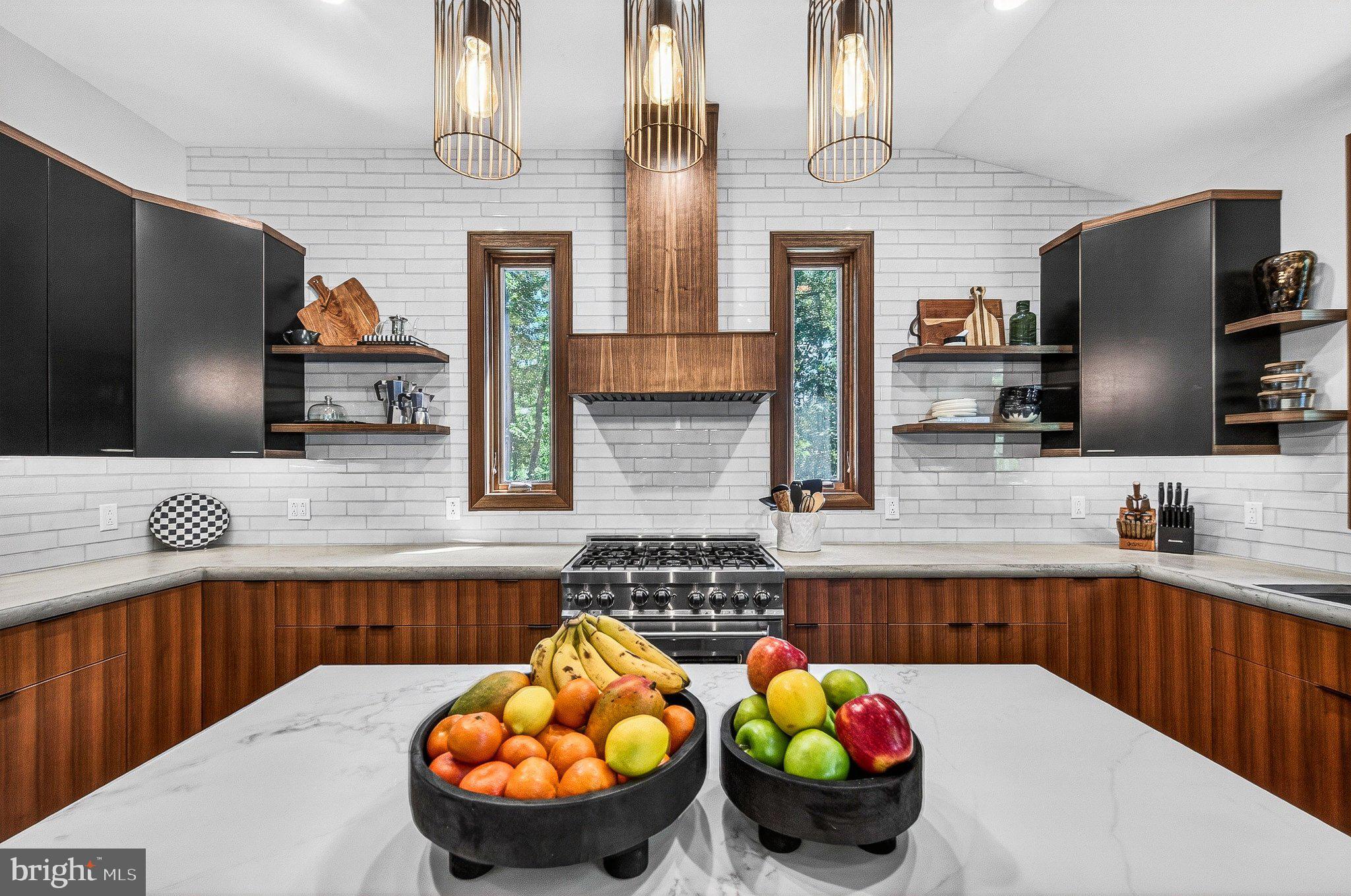 13311 Wilt Store Road Leesburg, VA 20176 - Photo 9 of 64 Modern kitchen with vibrant fruit display.