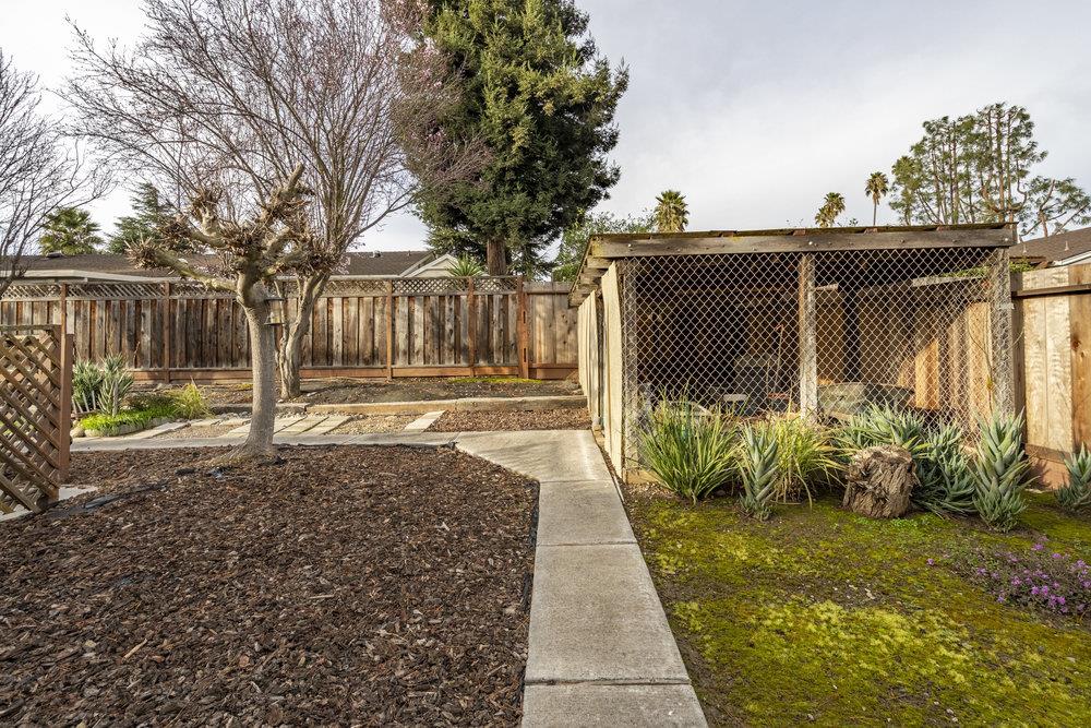 140 Rays Circle Hollister, CA 95023 - Photo 27 of 31 a front view of a house with a yard