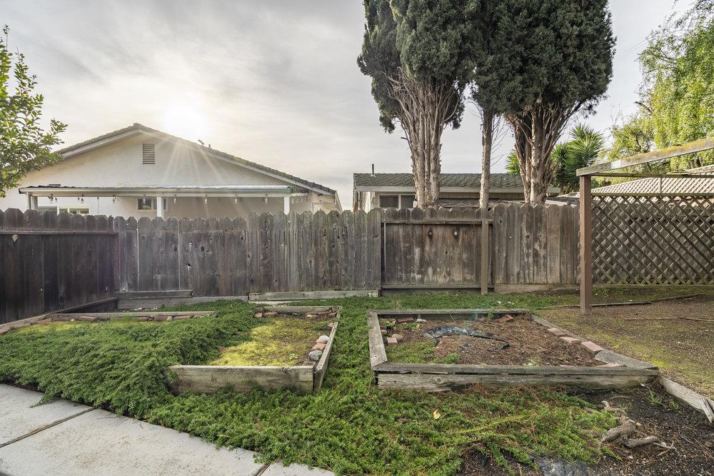 140 Rays Circle Hollister, CA 95023 - Photo 31 of 31 a view of a backyard with wooden fence