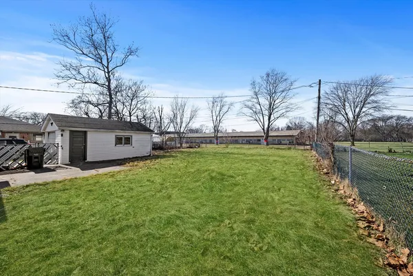 a view of a house with backyard