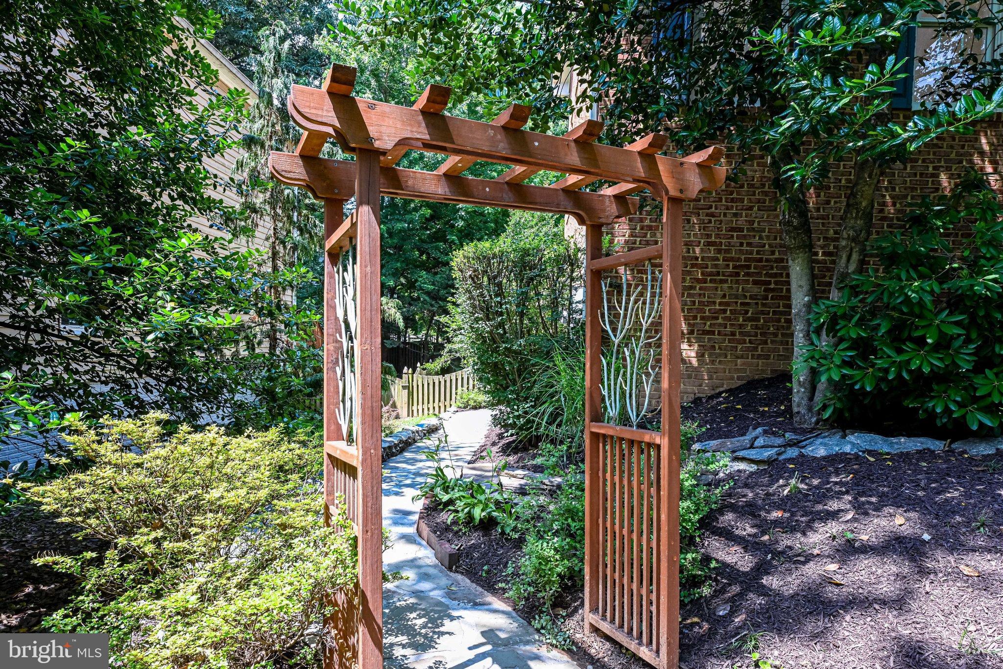 1504 Laughlin Avenue McLean, VA 22101 - Photo 36 of 43 Side yard