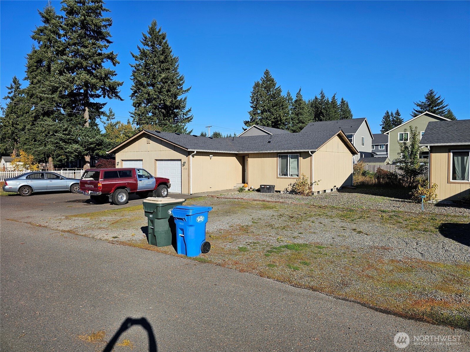 6521 201st Avenue Southwest Centralia, WA 98531 - Photo 9 of 16 a front view of a house with a garden