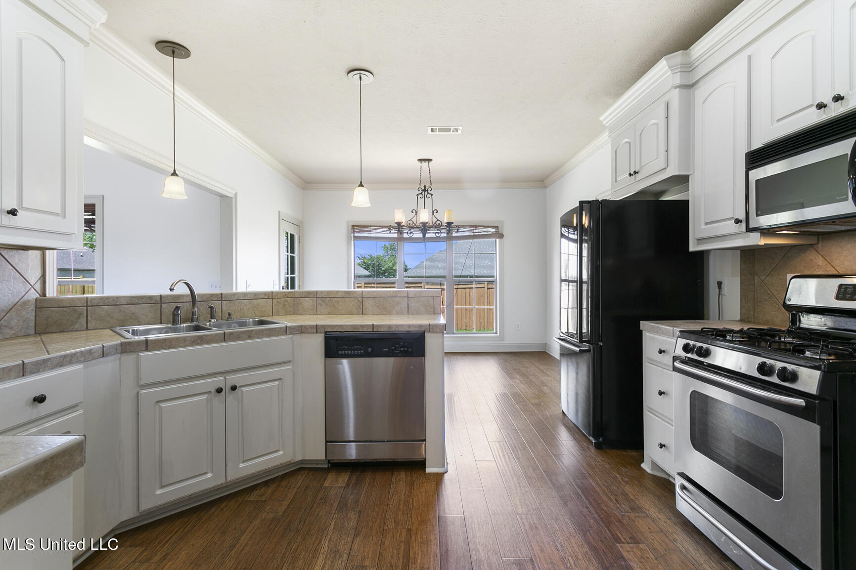 1904 East Ridge Circle Madison, MS 39110 - Photo 12 of 39 SS Range, DW, MW