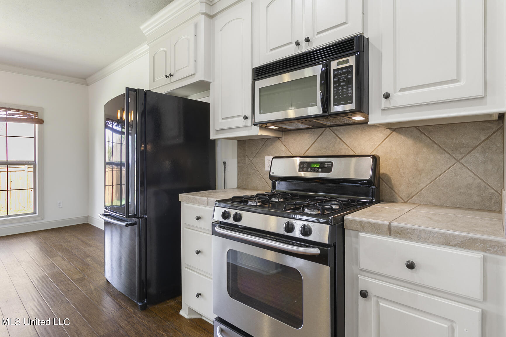 1904 East Ridge Circle Madison, MS 39110 - Photo 13 of 39 Refrigerator stays