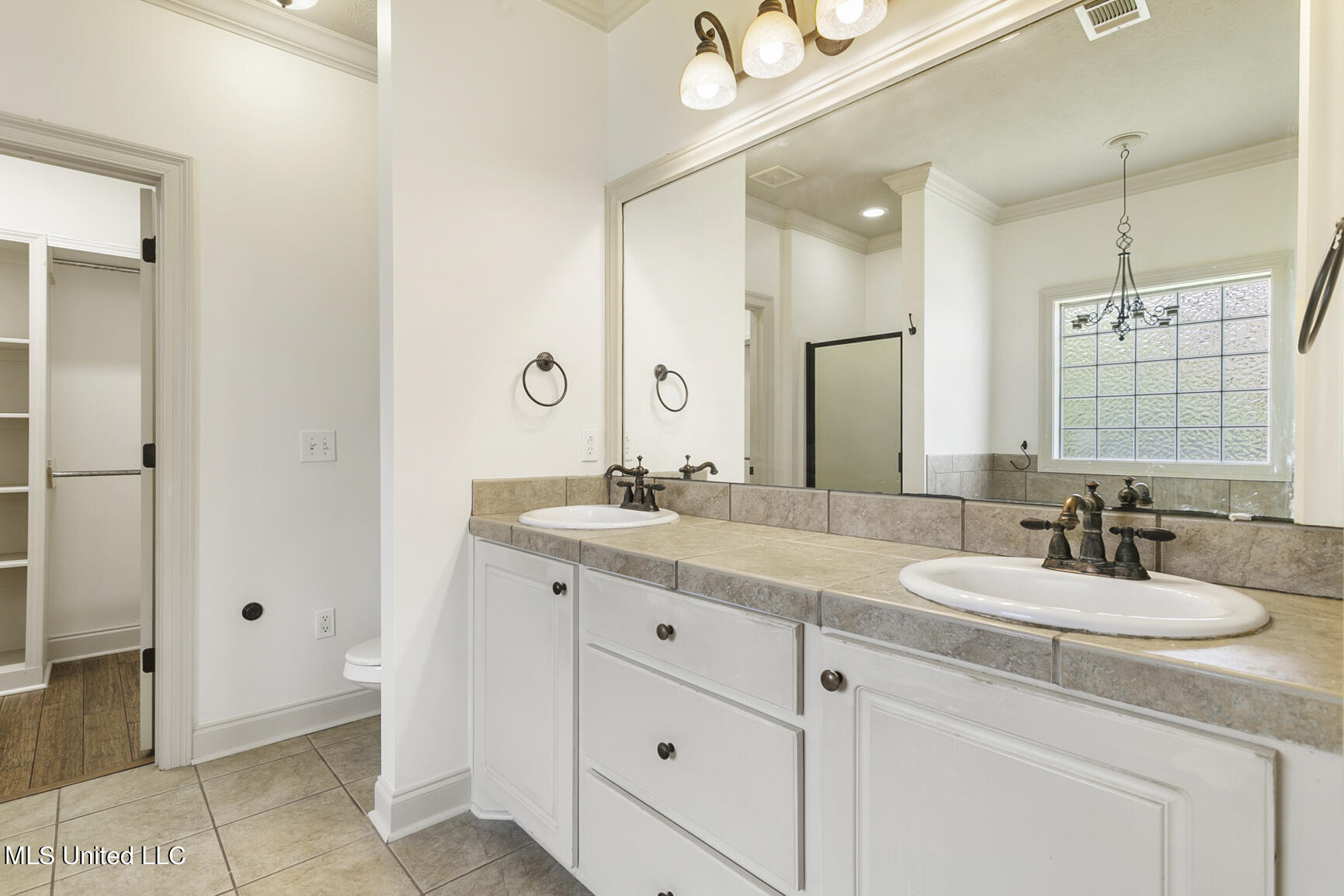 1904 East Ridge Circle Madison, MS 39110 - Photo 22 of 39 2 Sinks for ease in sharing